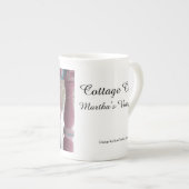 ピンクのポーチに冬の雪 – マーサのブドウ畑 ボーンチャイナマグカップ (正面右)