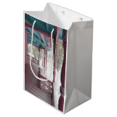 ピンクのポーチに冬の雪 – マーサのブドウ畑 ミディアムペーパーバッグ (正面アングル)