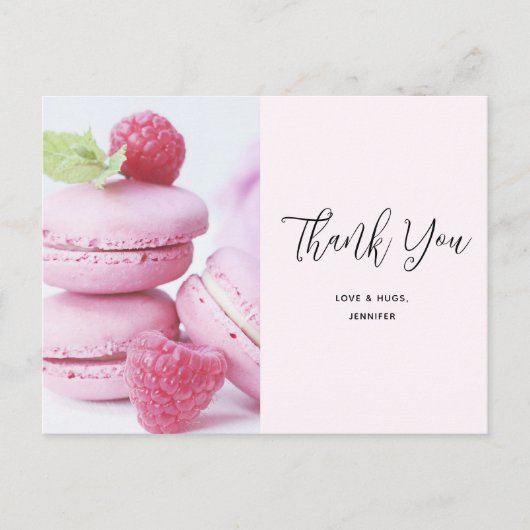 ピンクのマカロンと赤いラズベリーの感謝カード ポストカード (正面)