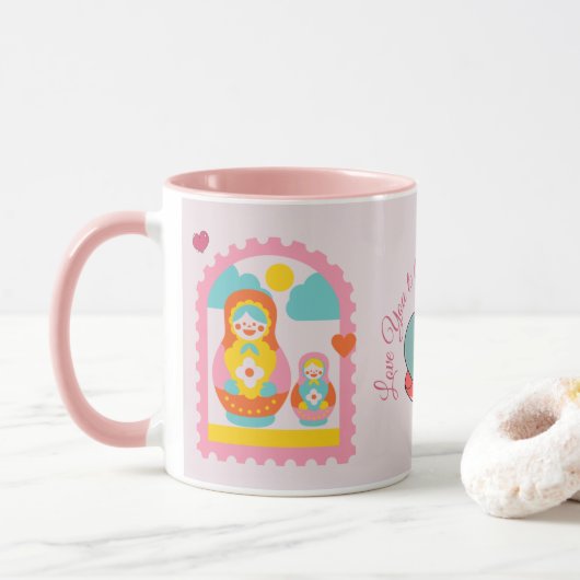 ピンクのマトリョーシカ かわいいロシアの入れ子人形 マグカップ (ドーナツ)