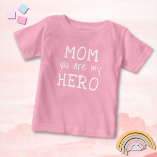 ピンクのママあなたは私のヒーロータイポグラフィ母の日 ベビーTシャツ