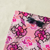 ピンクのミッドセンチュリー幾何学模様アートに ビーチタオル (インサイチュ)