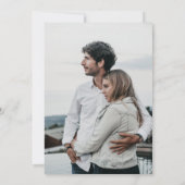 ピンクのミニマルカジュアルイニシャルの写真結婚の 招待状 (裏面)