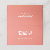ピンクのミニマルコーラ結婚スクリプト プレイスカード (外部開封)