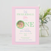 ピンクのミントカラーのクロール・ウォーク・ピックルボール テーマの1歳誕生日 招待状 (スタンド正面)