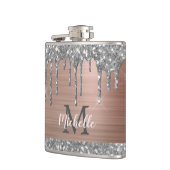 ピンクのメタリックモノグラムに銀のグリッターが垂れる フラスク (左)