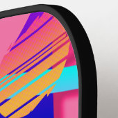 ピンクのメンフィスのネオン三角形のパターン ピックルボールラケット (左詳細)