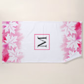 ピンクのメープルリーフの水色の洗い物とモノグラム ビーチタオル (正面)