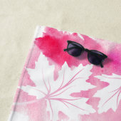 ピンクのメープルリーフの水色の洗い物とモノグラム ビーチタオル (インサイチュ)