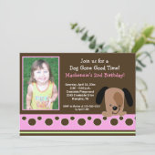 ピンクのモダンな子犬 *写真* 誕生日 5x7 招待状 (スタンド正面)