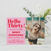 **ピンクのモダンな30歳の誕生日写真** 招待状 (スタンド正面)