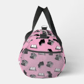 ピンクのモダン本の書誌模様 ダッフルバッグ (右)