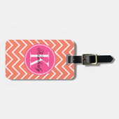 ピンクのモノグラムが付いているオレンジシェブロン ラゲッジタグ (正面横)