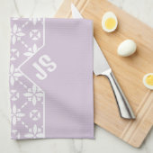 ピンクのモノグラムに白い花のタイルのパタ縁どーン キッチンタオル (四つ折り)