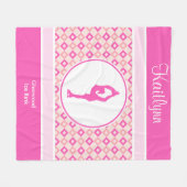 ピンクのモノグラムを持つチェック模様のダイヤモンドのフィギュアスケート選手 フリースブランケット (正面(横))