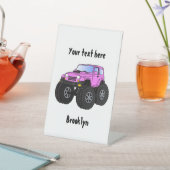 ピンクのモンスタートラックの漫画イラストレーション 台座サイン (インサイチュ)