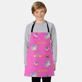 ピンクのユニコーン模様 エプロン (着用した状態)