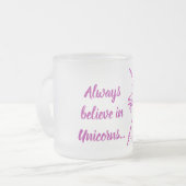 ピンクのユニコーン魔法の信じ引用文またはテキスト フロストグラスマグカップ (正面左)