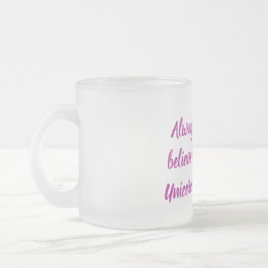 ピンクのユニコーン魔法の信じ引用文またはテキスト フロストグラスマグカップ (左)