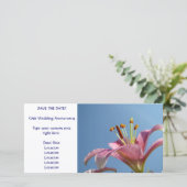ピンクのユリの花と青空のSAVE THE DATEカード セーブザデート (スタンド正面)