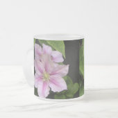 ピンクのユリ（クレマティス）すりガラススタイル フロストグラスマグカップ (正面左)