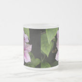 ピンクのユリ（クレマティス）すりガラススタイル フロストグラスマグカップ (中央)