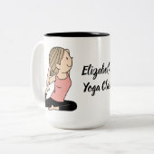ピンクのヨガクラスの可愛い女パーソナライズされたの子 ツートーンマグカップ (正面左)