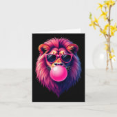 ピンクのライオンがバブルガムを吹く カード (黄色い花)