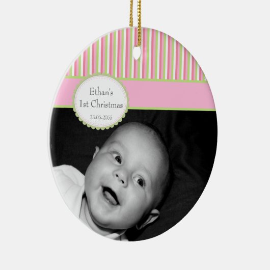ピンクのライムのストライプのベビーの第1クリスマスの写真 セラミックオーナメント (右)