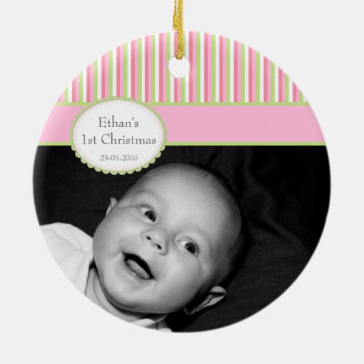 ピンクのライムのストライプのベビーの第1クリスマスの写真 セラミックオーナメント (裏面)