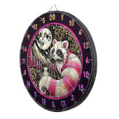 ピンクのラクーンが優雅さと遊び心を放つ ダーツボード (正面右)