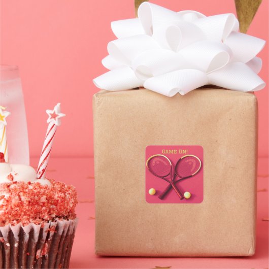 ピンクのラケットとボール・テニスの「ゲームオン」 スクエアシール (パーティー)