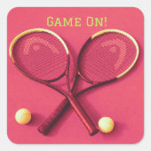 ピンクのラケットとボール・テニスの「ゲームオン」 スクエアシール (正面)