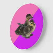 ピンクのラズベリーと紫色のソルベの上の赤ちゃんガチョウ ラージ壁時計 (傾斜)