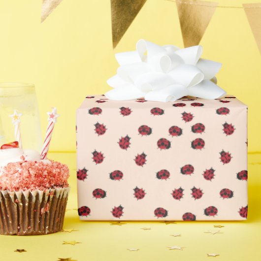 ピンクのラディバグパターンギフト ラッピングペーパー (誕生日パーティー)