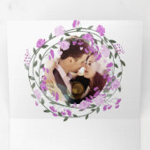 ピンクのラベンダーとパープルの牡丹の花をフィーチャーしたウェディング 三つ折り招待状 (内部最初)