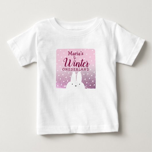 ピンクのラメウサギの冬のファーストバースデー ベビーTシャツ (正面)