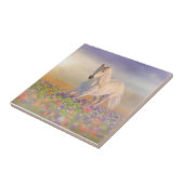 ピンクのランニング花の畑を通して夢の馬の花 タイル (側面)