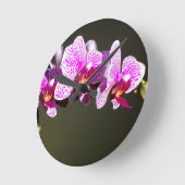 ピンクのラン ラウンド壁時計 (傾斜)