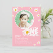 ピンクのリトル恋しく思アンダーフルデイジー写真誕生日 招待状 (スタンド正面)