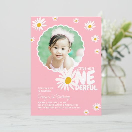 ピンクのリトル恋しく思アンダーフルデイジー写真誕生日 招待状 (スタンド正面)
