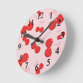 ピンクのリボンが付いた赤いさくらんぼのキュートなコテージスタイル ラウンド壁時計 (傾斜)