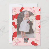 ピンクのリボンが付いた赤いチェリーの コケティッシュな誕生日パーティー 招待状 (裏面)