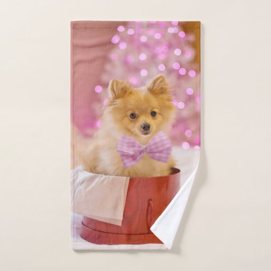 ピンクのリボンが可愛い犬のクリスマス写真 ハンドタオル (ハンドタオル)