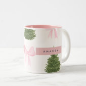 ピンクのリボンとクリスマスツリーの名入れデザイン ツートーンマグカップ (正面右)