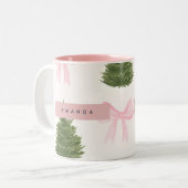 ピンクのリボンとクリスマスツリーの名入れデザイン ツートーンマグカップ (正面左)