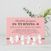 ピンクのリボンとボウの誕生日パーティー招待状 招待状 (スタンド正面)