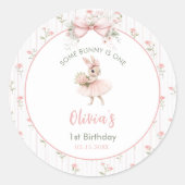 ピンクのリボンと花のうさぎの1歳の誕生日 ラウンドシール (正面)