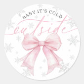 ピンクのリボンの冬の赤ちゃん Baby It's Cold Outside ラウンドシール (正面)
