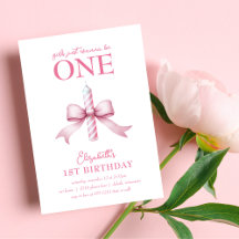 ピンクのリボンの女の子は1歳の誕生日を祝う